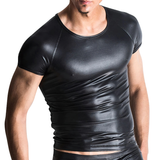 Schwarze enge T-Shirts für Herren im Wetlook / T-Shirts für männliche Nachtpartys / Sexy Outfits 
